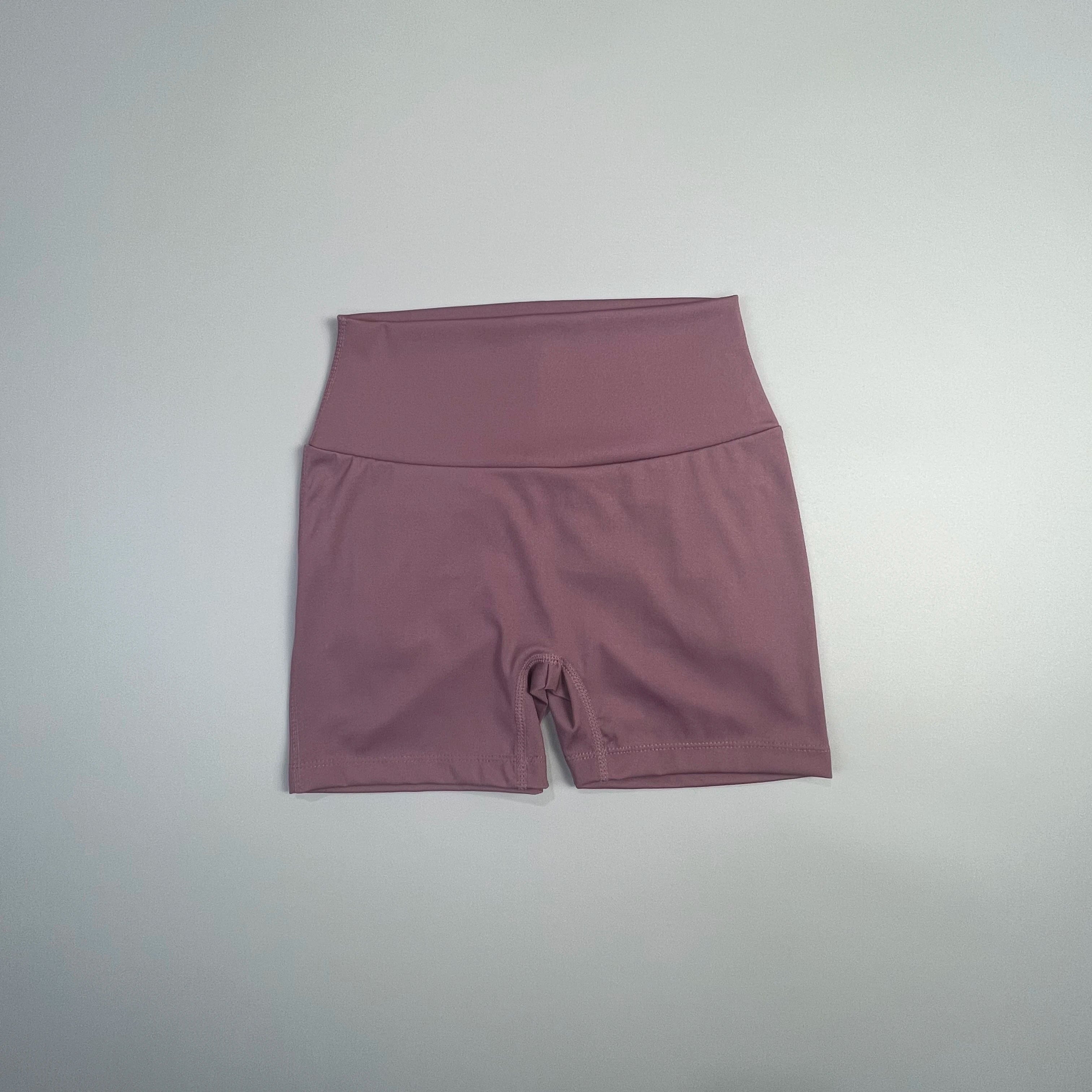 Fitness Shorts – Tyyliä ja Käytännöllisyyttä Kesätreeniin